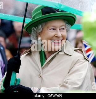 La regina Elisabetta II, saluta bene i wishers, durante una passeggiata nel centro della città di Dorking visiterà il mercato agricolo ed effettuerà la "passeggiata" nella passeggiata di St Martin. Foto Stock