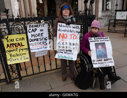 Tassa sulle camere da letto. I gruppi di protesta contro la "tassa sulle camere da letto" del governo si dimostrano al di fuori della High Court di Londra. Foto Stock