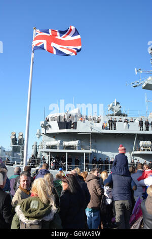 La HMS Richmond ritorna alla base navale di Portsmouth dopo un dispiegamento di sette mesi alle Isole Falkland e all'Atlantico. Foto Stock