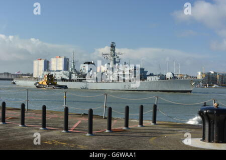 La HMS Richmond ritorna alla base navale di Portsmouth dopo un dispiegamento di sette mesi alle Isole Falkland e all'Atlantico. Foto Stock