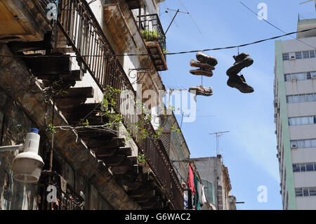 Scarpe appeso dal filo per le strade di La Habana Foto Stock