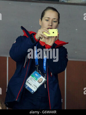 Lizzie Yarnold, la medaglia d'oro allo scheletro della Gran Bretagna, scatta una foto durante la partita della medaglia d'oro maschile al Ice Cube Curling Center durante i Giochi Olimpici Sochi del 2014 a Sochi, Russia. Foto Stock