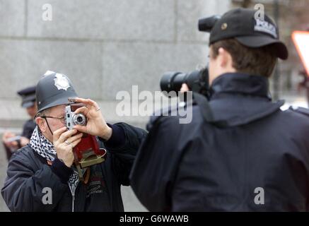 I manifestanti contro la guerra della compagnia Theatre of War organizzano una protesta contro la guerra in Iraq a St. Martins Place, Londra. Foto Stock