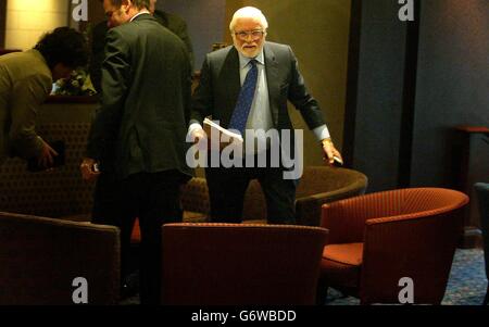 L'ex presidente del Chelsea Ken Bates partecipa a una conferenza stampa all'hotel Hilton di Sheffield. Bates, che ha lasciato il club premiership all'inizio di questo mese, ha rivelato che è desideroso di investire verso l'alto di 10 milioni di euro a Sheffield Mercoledì. Ha detto che sta cercando un'altra sfida con il randello della seconda divisione in difficoltà, che era nella lega del primo ministro recentemente come 2000. Foto Stock