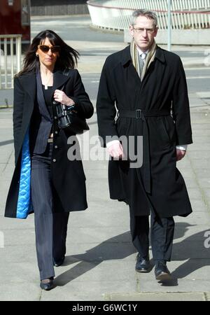 Il figlio di John Walker, Adrian Walker, e sua figlia, Jane Robson, arrivano a Ipswich Crown Court, Suffolk. John Walker, uno scienziato agricolo in pensione, ha detto ieri ad una giuria che ha sparato a sua moglie a colazione dopo che gli ha detto che stava andando 'prendere tutto fuori lui ' a causa della sua relazione con una donna che ha incontrato ad una classe danzante. Foto Stock