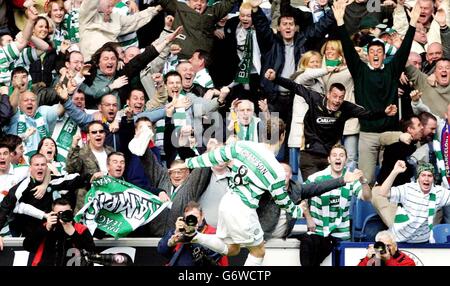 : Alan Thompson di Celtic celebra il suo obiettivo durante la partita della Bank of Scotland Scottish Premier League al Rangers' Ibrox Stadium di Glasgow. Foto Stock