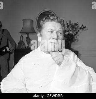 Dopo un'attenta coltivazione negli ultimi dieci anni, la barba di Peter Ustinov viene rapidamente e senza fatica rimossa per il suo nuovo ruolo di raso pulito del capitano Vere nel film Billy Budd. Foto Stock