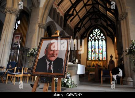 Una foto di Sir Tom Finney siede presso l'alter prima del suo funerale a St John???s Minster, Preston. Foto Stock