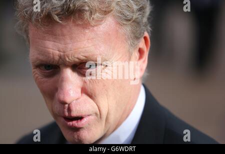 Il manager del Manchester United David Moyes arriva per i funerali di Sir Tom Finney alla chiesa parrocchiale di St John???s, Preston. Foto Stock