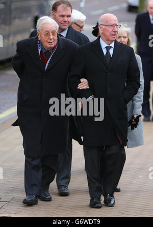 Sir Bobby Charlton arriva con Doug Ellis (a sinistra) per i funerali di Sir Tom Finney alla chiesa parrocchiale di St John??, Preston. Foto Stock