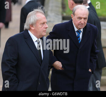 Jimmy Armfield (a destra) e Gordon Taylor arrivano per i funerali di Sir Tom Finney alla chiesa parrocchiale di St John??s, Preston. Foto Stock