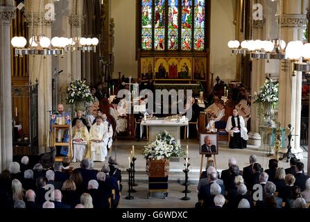 Una foto di Sir Tom Finney si siede accanto alla sua bara durante il suo servizio funerale a St John???s Minster, Preston. Foto Stock