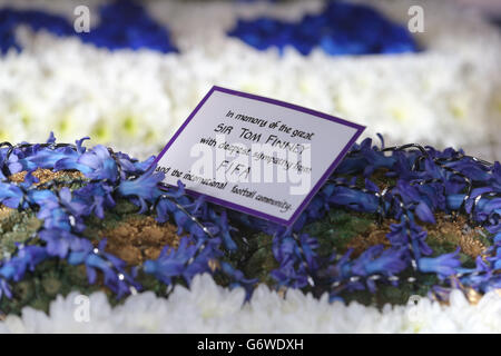 Un tributo floreale dalla FIFA al funerale di Sir Tom Finney alla chiesa parrocchiale di St John??, Preston. Foto Stock