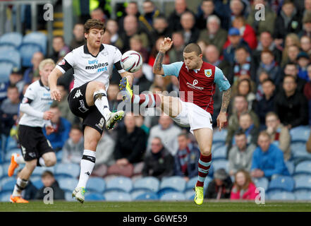 Calcio - Campionato Sky Bet - Burnley / Derby County - Turf Moor. Burnley's Kieran Trippier, a destra e Chris Martin della Derby County, lasciarono la sfida Foto Stock