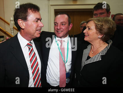 Il Ministro della Giustizia Alan Shatter (a sinistra) con Jerry Buttimer TD e Frances Fitzgerald TD, Ministro dei Bambini e della Gioventù al fine Gael ard fheis presso il RDS di Dublino. Foto Stock