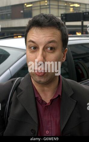 Il funzionario Steve Moxon, le cui rivelazioni hanno innescato per la prima volta la fila che ha portato alle dimissioni odierne del ministro degli interni Beverley Hughes, arriva per un'audizione disciplinare a Sheffield, nello Yorkshire meridionale. Il sig. Moxon dovrebbe essere sottoposto a domande sulla sua comunicazione a un giornale che il 1° maggio si è previsto l'esenzione da controlli chiave per i richiedenti di visti provenienti da paesi che entreranno a far parte dell'Unione europea. Foto Stock