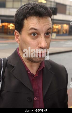 Il funzionario Steve Moxon, le cui rivelazioni hanno innescato per la prima volta la fila che ha portato alle dimissioni odierne del ministro degli interni Beverley Hughes, arriva per un'audizione disciplinare a Sheffield, nello Yorkshire meridionale. Il sig. Moxon dovrebbe essere sottoposto a domande sulla sua comunicazione a un giornale che il 1° maggio si è previsto l'esenzione da controlli chiave per i richiedenti di visti provenienti da paesi che entreranno a far parte dell'Unione europea. 01/08/04: Steve Moxon ha confermato di essere stato licenziato, ma ha promesso di portare il governo in un tribunale per l'occupazione e vincere. Moxon, 48 anni, è stato inizialmente sospeso a marzo a seguito delle rivelazioni che il personale di un'immigrazione Foto Stock