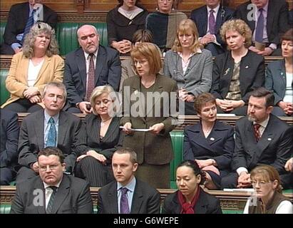 Il ministro dell'ufficio domestico Beverley Hughes parla alla Camera dei Comuni, Londra, dopo le sue dimissioni. Il portavoce ufficiale del primo ministro ha dichiarato che la sig.ra Hughes ha rinunciato dopo che era diventato chiaro che aveva dato un'impressione 'di guida - anche se involontariamente? Ai parlamentari. Foto Stock