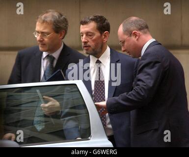 Il segretario all'interno David Blunkett lascia la sede a Londra, in seguito alle dimissioni del ministro degli interni Beverley Hughes. Il portavoce ufficiale del primo ministro ha dichiarato che la sig.ra Hughes ha rinunciato dopo che era diventato chiaro che aveva dato un'impressione 'di guida - anche se involontariamente? Ai parlamentari. Foto Stock
