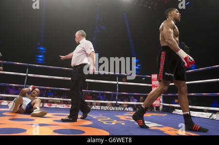 Anthony Joshua (a destra) in azione contro Hector Avila durante il loro incontro al SECC di Glasgow. Foto Stock