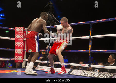 Ricky Burns (a destra) in azione contro Terence Crawford WBO titolo leggero bout al SECC, Glasgow. Foto Stock