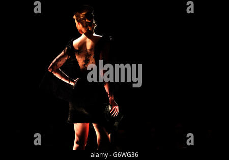 Un modello mostra gli studenti di Textile Design che lavorano durante il Glasgow School of Art Fashion Show 2014, Glasgow. Foto Stock