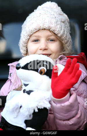 Calcio - Barclays Premier League - Fulham / Chelsea - Craven Cottage. Un giovane fan di Fulham negli stand a Craven Cottage con una replica di Billy il Badger Foto Stock