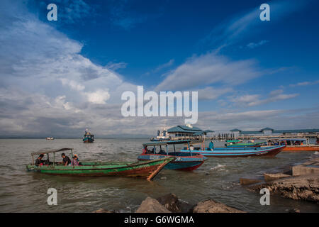 Tawau, Malaysia. Giugno 6, 2016 : Questa zona è famosa per il mercato del baratto. Merci provenienti da Indonesia e Filippine divenne un importante centro di t Foto Stock