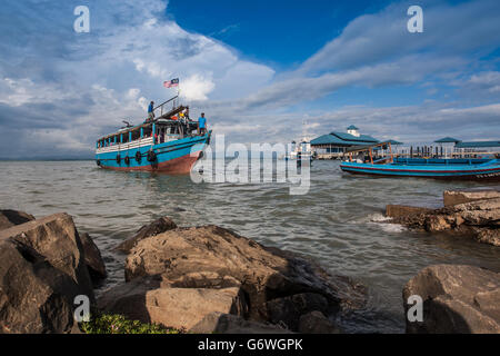 Tawau, Malaysia. Giugno 6, 2016 : Questa zona è famosa per il mercato del baratto. Merci provenienti da Indonesia e Filippine divenne un importante centro di t Foto Stock