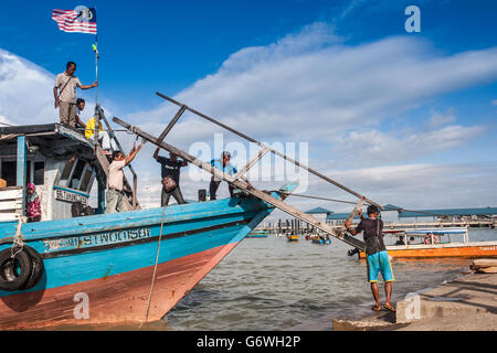 Tawau, Malaysia. Giugno 6, 2016 : Questa zona è famosa per il mercato del baratto. Merci provenienti da Indonesia e Filippine divenne un importante centro di t Foto Stock