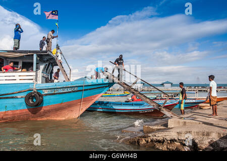 Tawau, Malaysia. Giugno 6, 2016 : Questa zona è famosa per il mercato del baratto. Merci provenienti da Indonesia e Filippine divenne un importante centro di t Foto Stock