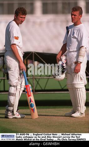 21 AGOSTO 96. Inghilterra Cricket Nets. Michael Atherton sembra infelice mentre lui e Alec Stewart intervistano oggi il Test Match Wicket all'Oval Foto Stock