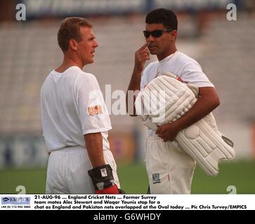 21 AGOSTO 96. Inghilterra Cricket Nets. Gli ex compagni di squadra del Surrey Alec Stewart e Waqar Yoounis si fermano per una chiacchierata mentre le reti dell'Inghilterra e del Pakistan si sono sovrapposte oggi all'Oval Foto Stock