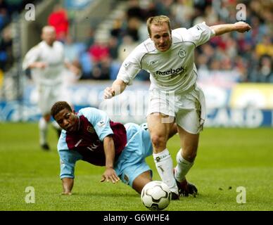 L'Alises de la Cruz di Aston Villa sfida Henrik Pedersen di Bolton Wanderers (R) per la palla durante la partita della Barclaycard Premiership allo stadio Reebok di Bolton. Foto Stock