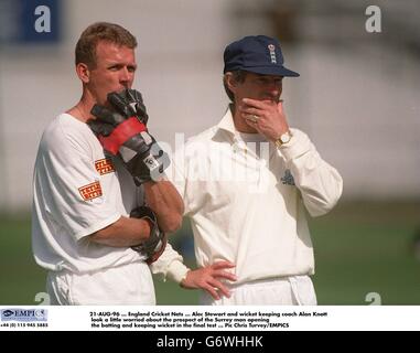 21 AGOSTO 96. Inghilterra Cricket Nets. Alec Stewart e il allenatore di wicket Alan Knott guardano un po' preoccupati per la prospettiva dell'uomo Surrey che apre la battuta e tiene il wicket nella prova finale Foto Stock