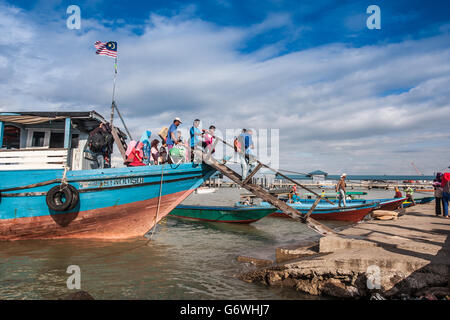 Tawau, Malaysia. Giugno 6, 2016 : Questa zona è famosa per il mercato del baratto. Merci provenienti da Indonesia e Filippine divenne un importante centro di t Foto Stock