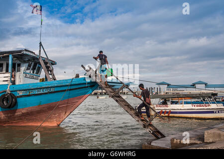 Tawau, Malaysia. Giugno 6, 2016 : Questa zona è famosa per il mercato del baratto. Merci provenienti da Indonesia e Filippine divenne un importante centro di t Foto Stock