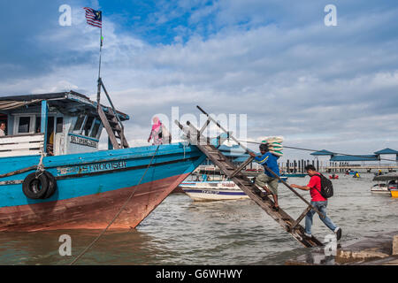 Tawau, Malaysia. Giugno 6, 2016 : Questa zona è famosa per il mercato del baratto. Merci provenienti da Indonesia e Filippine divenne un importante centro di t Foto Stock