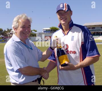 Andrew Flintoff riceve il momento dello Champagne Award Foto Stock