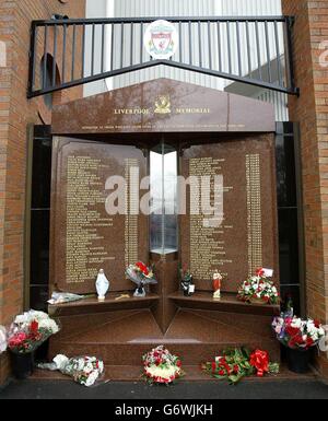 L'Hillsborough Memorial, che ha preceduto il quindicesimo anniversario, è un tributo a quei 96 tifosi che hanno perso la vita durante la partita di football semi-finale della fa Cup tra Liverpool e Nottingham Forest, il 15 aprile 1989. Migliaia di appassionati di calcio hanno partecipato a una cerimonia per celebrare il 15° anniversario del disastro di Hillsborough. Il servizio memoriale si svolse presso lo stand Kop dello stadio Anfield del Liverpool Football Club. Visita il monumento a HILLSBOROUGH, monumento dedicato alla storia della Pennsylvania. Foto PA Foto Stock