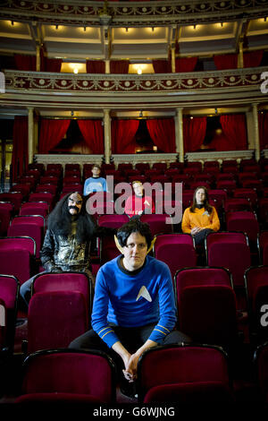 USO EDITORIALE SOLO i fan vestiti da ufficiali Starfleet e Klingons si siedono all'interno della Royal Albert Hall di Londra per celebrare la prima britannica di Star Trek e Star Trek into Darkness - Live in Concert, che sarà proiettato dal 29 al 31 maggio 2014. Foto Stock