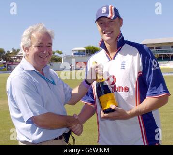 BBC Test Match il produttore speciale Peter Baxter (a sinistra) presenta un magnum di champagne al cricket inglese Andrew Flintoff al Recreation Ground, St John's, Antigua. Il premio è il momento Champagne della TMS Brian Johnston e Flintoff lo ha vinto per aver conquistato il capitano Brian Lara per la seconda volta nelle slips del 1° test contro le Indie Occidentali. Foto Stock