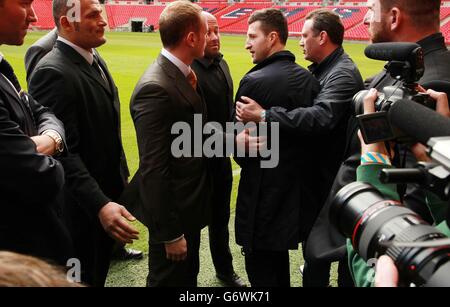 George Groves (centro a sinistra) reagisce dopo che Carl Froch lo spinge sul campo di Wembley durante una conferenza stampa al Wembley Stadium di Londra. Foto Stock