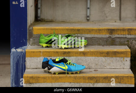 Calcio - Sky Bet League One - Colchester United v Coventry City - Weston Homes Community Stadium. Scarpe da calcio sui gradini della panchina del giocatore Foto Stock