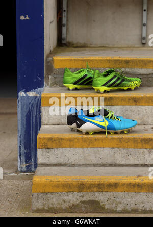 Calcio - Sky Bet League One - Colchester United v Coventry City - Weston Homes Community Stadium. Scarpe da calcio sui gradini della panchina del giocatore Foto Stock