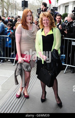 2014 TRIC Awards - Londra. Charlie Dimmock (a destra) partecipa AL TRIC Awards al Grosvenor House Hotel di Londra. Foto Stock