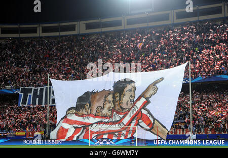 I tifosi dell'Atletico Madrid tengono un banner prima della partita contro AC Milan Foto Stock