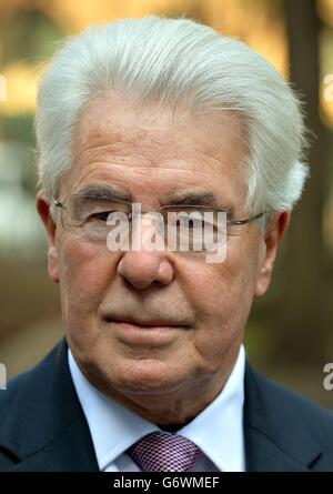 Il guru di PR Max Clifford, 70 anni, di Hersham in Surrey, arriva alla Southwark Crown Court dove viene accusato di un totale di 11 capi di assalto indecente contro sette donne e ragazze. Foto Stock