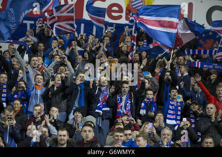I fan dei Rangers festeggiano il loro ruolo di campione della Scottish League One dopo la vittoria di 3-0 su Airdrieoniani dopo la partita della Scottish League One a Ibrox, Glasgow. Foto Stock