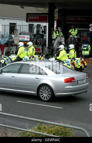 Una grande presenza di polizia è in atto quando il ministro degli Esteri francese Michel Barnier arriva a Tullamore nella contea di Offaly, Irlanda, per una riunione informale dei ministri degli Esteri dell'Unione europea. La riunione di due giorni si concentrerà in particolare sul processo di pace in Medio Oriente e sulla situazione in Iraq. Erano presenti anche i ministri dei paesi che entreranno a far parte dell'Unione europea il 1° maggio. Foto Stock